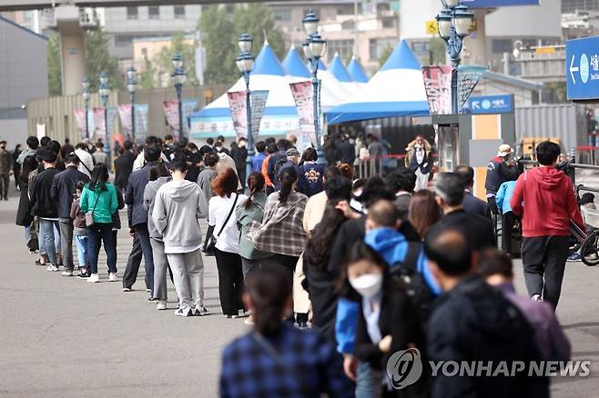 서울역 코로나19 임시선별검사소 찾은 시민들 (서울=연합뉴스) 류영석 기자 = 신종 코로나바이러스 감염증(코로나19) 신규 확진자 수가 전날 525명을 기록한 가운데 7일 오후 서울역 코로나19 임시선별검사소를 찾은 시민들이 검사를 위해 줄을 서 있다. 2021.5.7 ondol@yna.co.kr