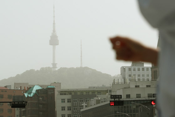서울 지역에 미세먼지 경보가 발령된 7일 오후 서울 중구 을지로 일대에서 바라본 남산 타워가 황사에 뒤덮여 있다. (사진=연합뉴스)