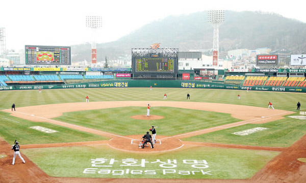 두산 좌타자 김현수 타석에서 3루를 비워둔 채 수비 시프트 하고 있는 한화ⓒ한화 이글스