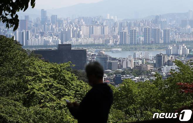 4남산타워에서 바라본 서울 아파트 단지. 2021.5.3/뉴스1 © News1 오대일 기자