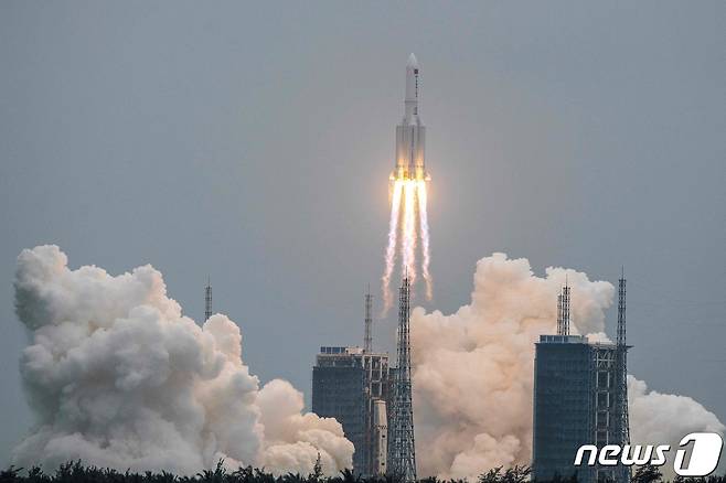 2021년 4월29일(현지시간) 하이난성 원창 발사 기지에서 우주 정거장의 본체인 '톈허'를 실은 창정 5B 로켓이 성공적인 발사를 하고 있다. © AFP=뉴스1 © News1 우동명 기자