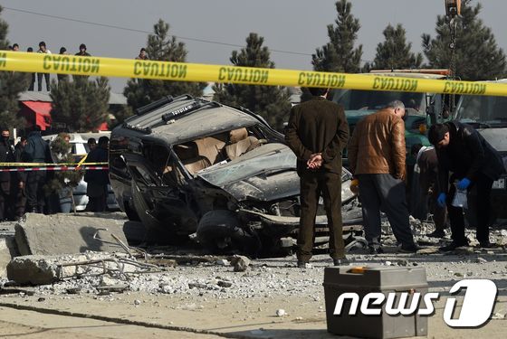 아프가니스탄 보안요원들이 2016년 12월28일(현지시간) 수도 카불의 다쉬트-에-바르치에서 폭탄 폭발로 훼손된 차량을 살펴보고 있다. © AFP=뉴스1 (사진은 기사 내용과 무관함)
