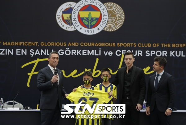 알리 코크 페네르바체 회장(좌측에서 첫 번째), 메수트 외질(우측에서 두 번째), 엠레 벨로졸루 당시 단장이자 현재 감독 대행(우측에서 첫 번째)