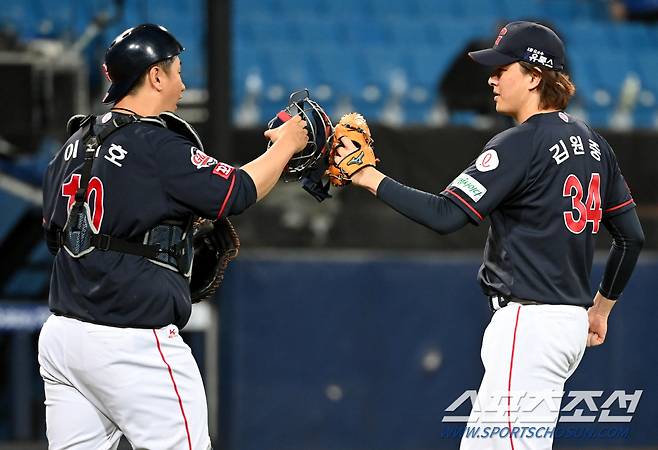 9회말 마지막 아웃카운트를 잡아낸 뒤 환호하는 이대호와 김원중. 대구=허상욱 기자  wook@sportschosun.com/2021.05.08/