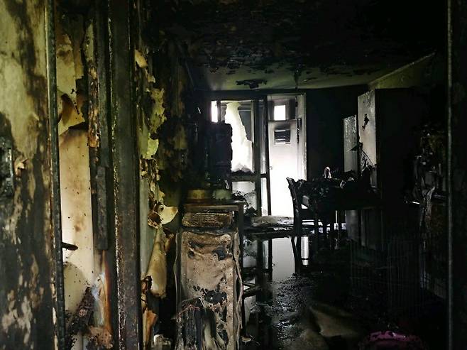 8일 낮 12시35분 부산진구 한 아파트에 거주하는 50대 남성이 자신의 집 거실에 휘발유를 뿌린 뒤, 라이터로 불을 지른 현장. /부산경찰청