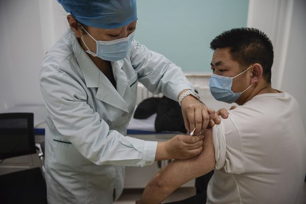 2일 중국 베이징에서 한 남성이 시노팜 백신을 접종받고 있다. / 연합뉴스