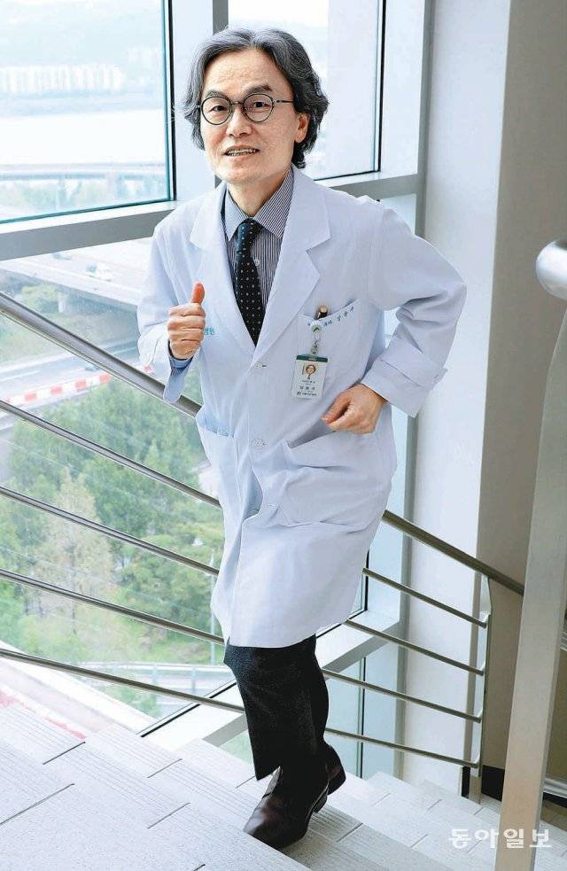 장용주 서울아산병원 이비인후과 교수는 9년째 매일 50∼60개 층 계단을 오른다. 계단 오르기와 단 음식 줄이기를 통해 건강을 되찾은 장교수는 “이제 계단 오르기는 내 삶의 일부가 됐다”고 말했다. 신원건 기자 laputa@donga.com