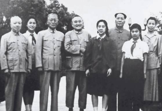 부인 장칭(江靑)과 두 딸을 데리고 룽윈(왼쪽 셋째)등 민주인사들과 회견을 마친 마오쩌둥. 1950년대, 중난하이. [사진 김명호]