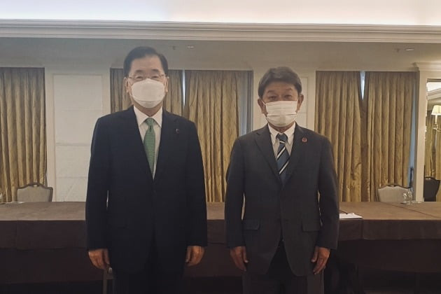 정의용 외교부 장관(왼쪽)과 모테기 도시미쓰 일본 외무상이 5일 영국 런던에서 열린 한일 외교장관 회담에서 기념촬영을 하고 있다./ 외교부 제공