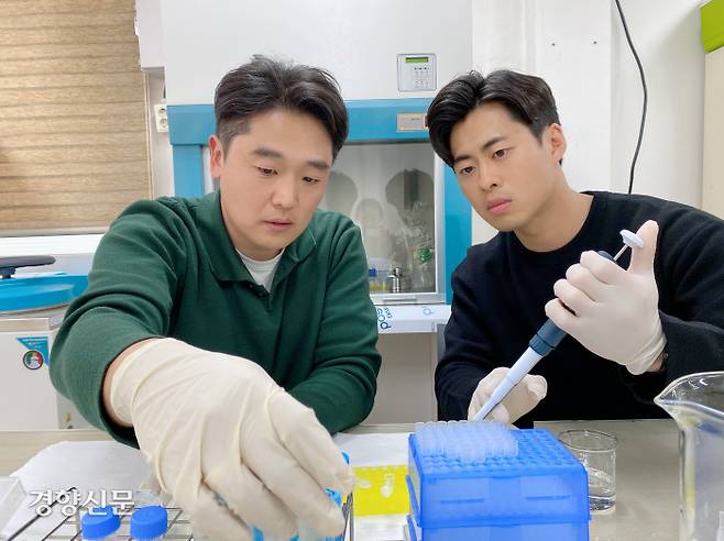 박진우 연구사(왼쪽)와 조정현 연구사가 제주수산연구소 미래양식센터에서 어류의 샘플을 살펴보고 있다. 이하늬 기자
