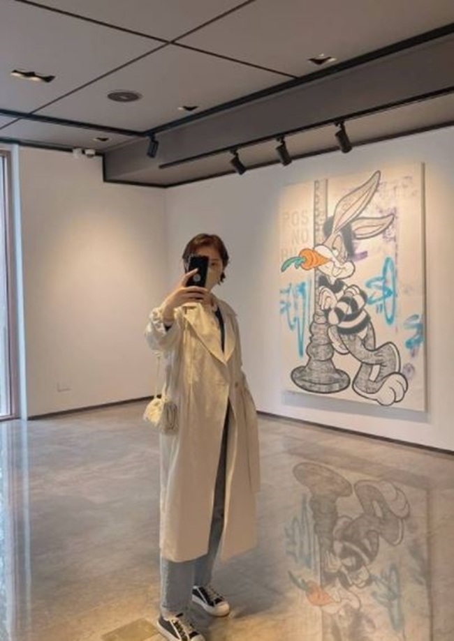 Broadcaster Lee Ha Jung has revealed his hip routine.Lee Ha Jung wrote on his personal Instagram account on May 8, The opera gallery I wanted to go to. A bunch of pretty paintings. Mickey Mouse is so pretty.I received a lot of positive energy from my sisters who are working nicely in each field. The photo posted alongside shows Lee Ha Jung visiting a gallery, who sported an outstanding fashion sense by matching jeans and sneakers with a long Spring jacket.In another photo, Lee Ha Jung is showing off her elegant charm with a unique half-moon smile.Meanwhile, Lee Ha Jung marriages actor Jung Jun-ho in 2011 and has a son Siuk in 2014 and a daughter Yudam in 2019.Last month, TV Chosun entertainment program wifes taste through the daily life was revealed.