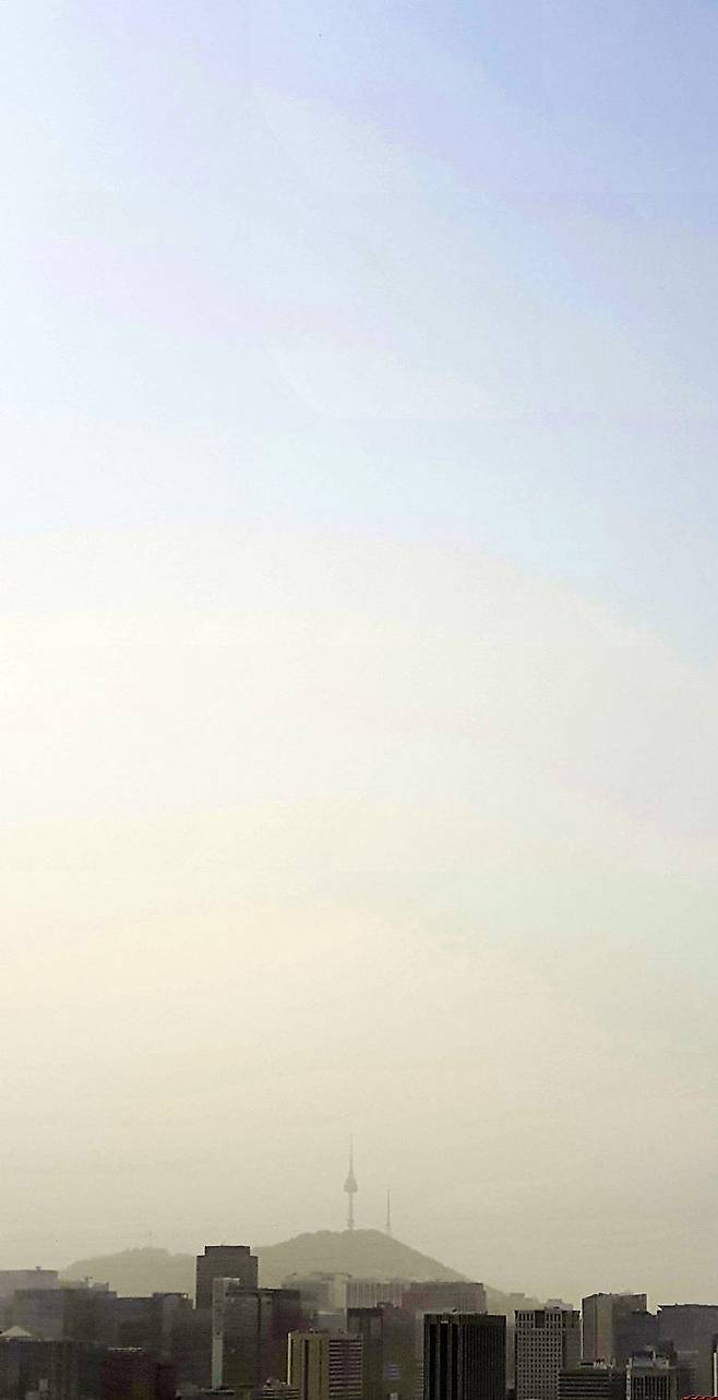황사의 영향으로 서울 시내가 뿌옇다.