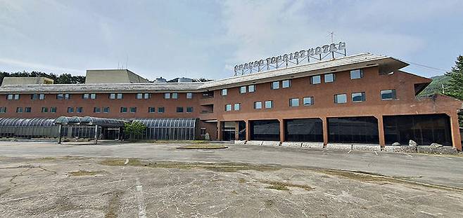 충북 충주시 수안보&nbsp;옛 와이키키 호텔이 19년의 긴 잠을 깨고 화려하게 부활할지에 관심이 쏠리고 있다. 충주시 제공