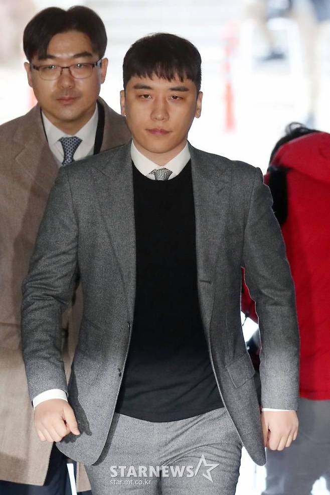 해외 원정도박 및 성매매 알선 등 혐의를 받는 그룹 빅뱅의 전 멤버 승리가 13일 오전 서초구 서울중앙지방법원에서 열리는 구속 전 피의자 심문(영장실질심사)에 출석하고 있다. /사진=이기범 기자 leekb@