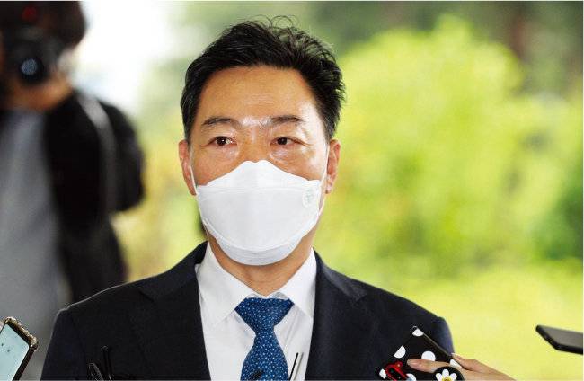 5월 4일 김오수 검찰총장 후보자가 서울 서초구 서울고등검찰청에 마련된 국회 인사 청문회 준비단 사무실로 출근하고 있다. [뉴스1]