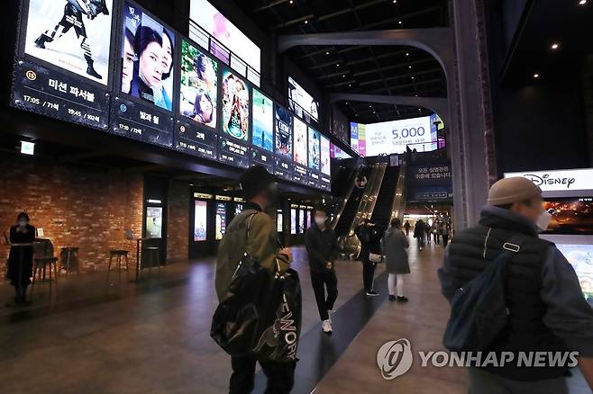 주말 영화관 찾은 시민들 (서울=연합뉴스) 진연수 기자 = 7일 서울 시내 한 영화관을 찾은 시민들이 주말을 보내고 있다. 2021.3.7 jin90@yna.co.kr