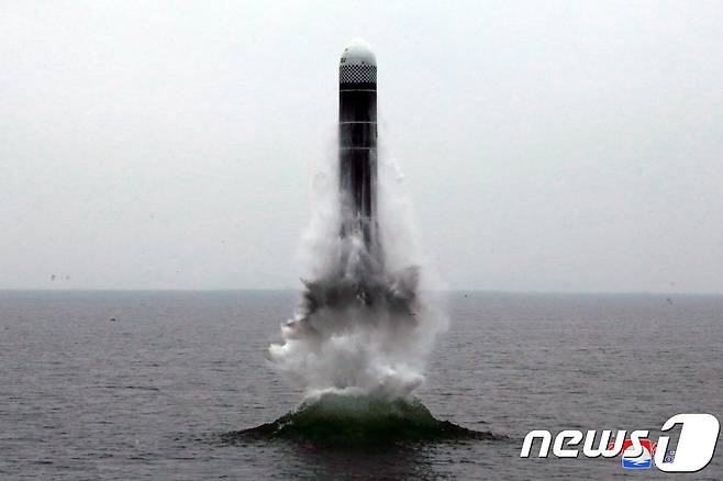 북한이 공개한 잠수함탄도미사일(SLBM)의 모습. /북한 조선중앙통신