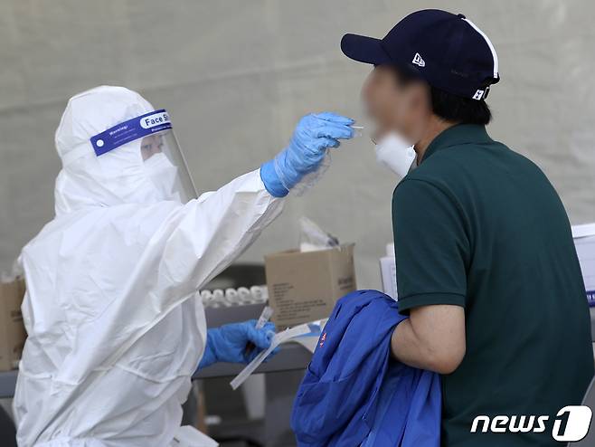 8일 울산 남구 문수축구경기장에 마련된 임시 선별검사소에서 한 시민이 신종 코로나바이러스 감염증(코로나19) 검사를 받고 있다. 2021.5.8/뉴스1 © News1 윤일지 기자