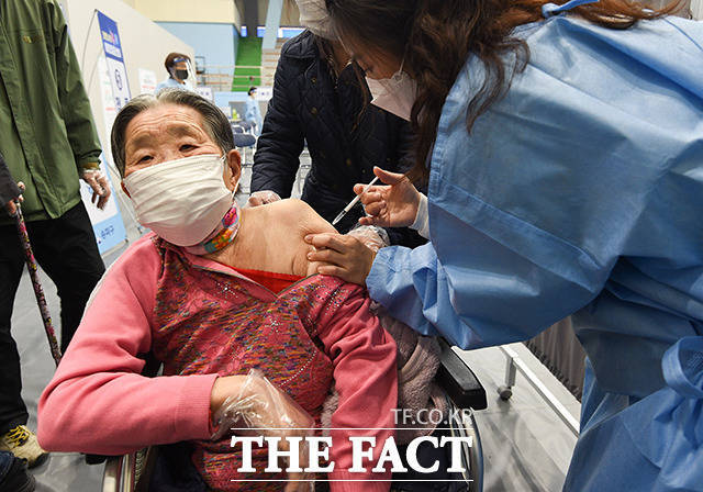 아스트라제네카 백신 부작용 사례가 잇달아 나오면서 지난 4월 '코로나 백신을 맞겠다'는 응답은 전월보다 6.6%포인트 줄어든 61.4%로 나타났다. 만 75세 이상 고령자를 시작으로 일반인 대상 코로나 백신 접종이 시작된 지난 1일 오전 서울 송파구 예방접종센터에서 한 어르신이 화이자 백신 접종받고 있는 모습. /사진공동취재단