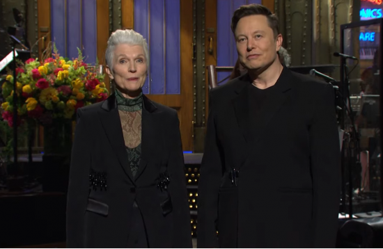 일론 머스크 테슬라 최고경영자(오른쪽)과 어머니가 SNL에 출연하고 있다(유튜브 캡처)