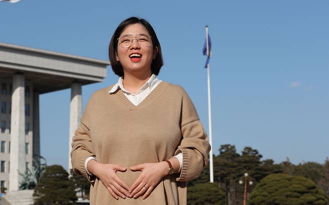 용혜인 기본소득당 의원이 지난 2020년 12월 24일 오후 서울 국회의사당 앞에서 인터뷰를 하고 있다. / 오종찬 기자
