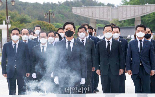 김기현 국민의힘 당대표권한대행 겸 원내대표가 7일 광주 북구 국립5.18민주묘지에서 참배를 하고 있다. ⓒ데일리안 류영주 기자