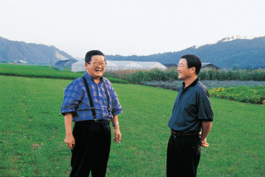 1999년 8월 고(故) 구본무 LG그룹 회장(오른쪽)과 고 구자경 명예회장이 담소를 나누고 있는 모습. <LG 제공>