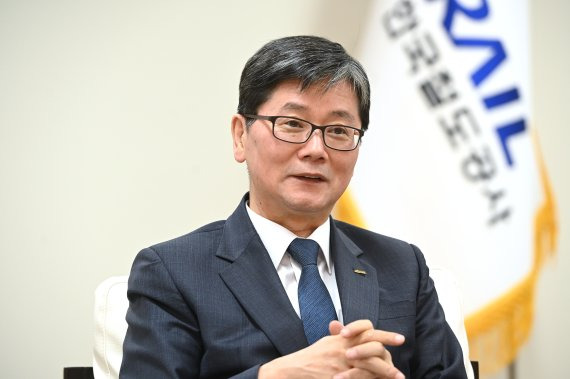 손병석 한국철도 사장이 최근 대전 중안로 한국철도 본사에서 파이낸셜뉴스와 가진 인터뷰에서 공사의 주요 사업 현황에 대해 이야기하고 있다. 한국철도 제공