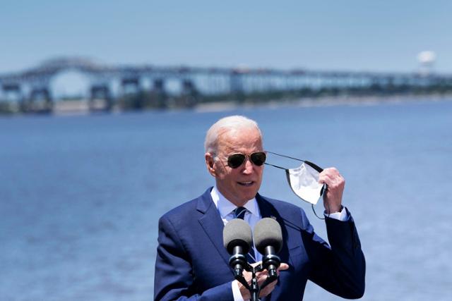 조 바이든 미국 대통령이 6일 루이지애나주 레이크찰스에서 대규모 인프라 투자법안의 필요성을 연설하기 위해 마스크를 벗고 있다. AFP 연합뉴스