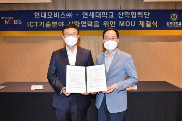 정수경(왼쪽) 현대모비스 기획부문장과 이충용(오른쪽) 연세대 산학협력단장이 9일 서울 연세대학교 캠퍼스에서 ‘ICT 기술분야 협력을 위한 MOU’를 체결하고 포즈를 취하고 있다. 현대모비스 제공