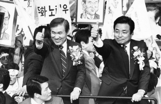 1987년 11월 11일 당시 노태우 민정당 총재가 포천에서 이한동 의원과 함께 주민들에게 인사하고 있다. 중앙포토