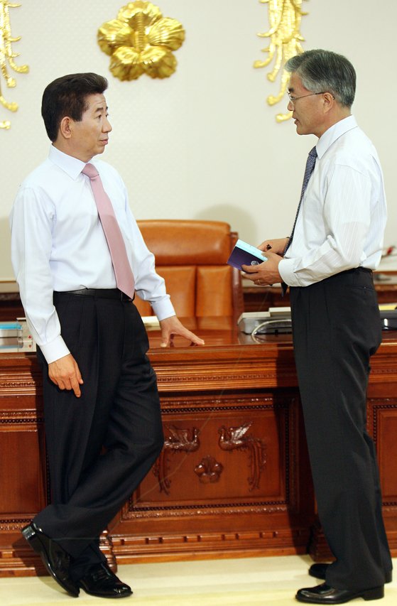 2007년 5월 3일 오전 노무현 대통령과 문재인 비서실장이 집무실에서 국정현안에 대해 논의하고 있다. 중앙포토