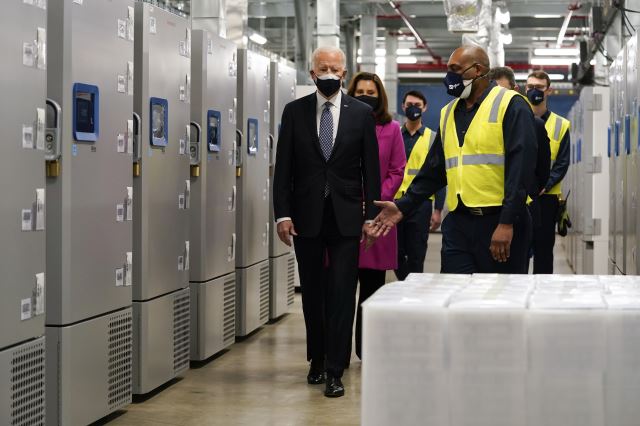 조 바이든(왼쪽) 미국 대통령이 지난 2월 19일 미시간주에 위치한 제약회사 화이자의 백신 생산시설을 방문해 백신 보관을 위한 냉동시설 내부를 걷고 있다. AP뉴시스