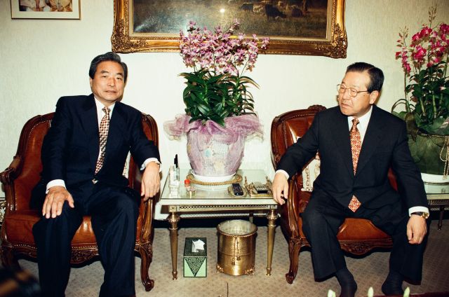 1997년 7월 26일 당시 신한국당 이한동 고문이 자민련 김종필 총재의 청구동 자택을 방문한 모습. 연합뉴스