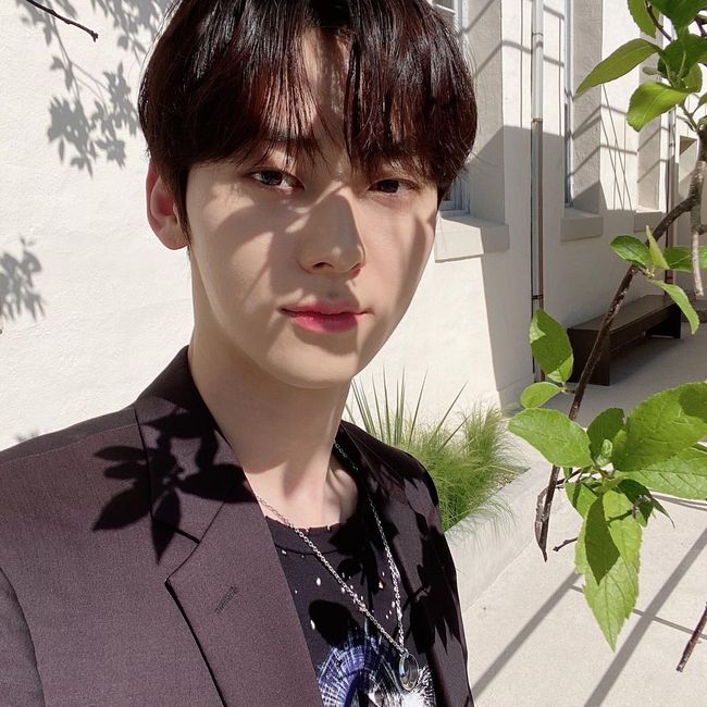 Group NUEST (JR, Aaron, Baekho, Min Hyon, Ren) member Min Hyon boasted a unique visual.On the afternoon of the 9th, NUEST Min Hyon posted a self-portrait on personal SNS.In the photo, NUEST Min Hyon is dreamy under the sunny sunshine, but it gives a movie-like atmosphere.Min Hyon shook the hearts of global fans, showing off both boyhood and masculine beauty, as well as impeccably perfect beautiful looks.In addition, NUEST Min Hyon showed off his extraordinary fashion sense by matching silver necklace with all-black skin and all-black color.On the other hand, NUEST, which Min Hyon belongs to, released his second regular album Romanticize last month.NUEST Min Hyon SNS
