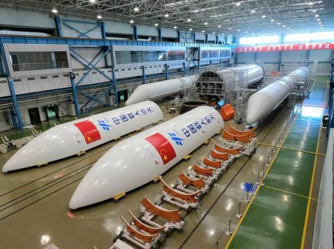 중국 창정5B호 로켓 조립 모습. 중국유인우주국(CMSA)