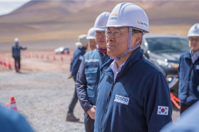 최정우 포스코 회장이 지난 2019년 10월 아르헨티나 리튬 추출 데모플랜트 건설 현장에 방문해 안전을 당부하며 직원들을 격려하고 있다. /사진 제공=포스코