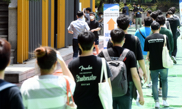 공기업 지원자들이 작년 6월 서울 한 대학에 마련된 신입사원 채용 필기시험 고사장에 입실하고 있다./ 성형주 기자