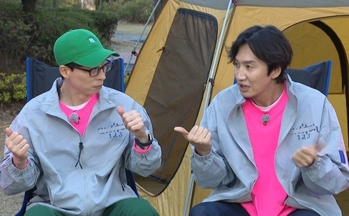 On SBS Running Man, which will be broadcast on the 9th, the public MC Yo Jae-Suk will be embarrassed by the return strawberry game.On this day, it will be decorated with a Go to the Broadcasting Station race, which will feature SBS representative entertainment schedules at the broadcasting station.Another transformation mission of Strawberry Game, which became the Running Man signature game, will also be unveiled.Yoo Jae-Suk, who was very nervous about the usual beat game and showed the so-called Game Nausea symptoms, laughed at the members with a nervous look as soon as he heard the game method.Yoo Jae-Suk, who failed from the first attempt, appealed that the rules were difficult.However, the members focused on Yo Jae-Suk and spurred on Yoo Jae-Suk teasing.As the voice of Yo Jae-Suk became smaller and smaller in the ongoing attack, Lee Kwang-soo laughed with genuine regret, saying, I have never seen Jae-seoks brother so confident.Even Yoo Jae-Suk was wrong, but he did not know it alone and attacked with sharp eyes, and even though he succeeded, he was constantly teased with his eyes.However, when Yoo Jae-Suks attack succeeded, the members said, Jae Seok was a purple Lip and became a little pink, and Jae Seok knew now.Indeed, Yoo Jae-Suk is interested in whether he could overcome Game Nausea thanks to his support.Meanwhile, Running Man will be broadcast at 5 pm on the 9th./ Photo: SBS Running ManCopyright c (xportsnews. com)