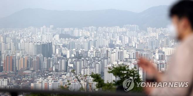 4주째 강세 지속하는 서울 아파트 (서울=연합뉴스) 최재구 기자 = 6일 서울 남산공원에서 시민들이 도심을 내려다보고 있다.  서울시가 여의도·압구정·목동 등 지역을 토지거래허가구역으로 묶은 후에도 재건축 단지의 과열 분위기가 가라앉지 않으며 서울 전체 아파트값을 끌어올린 것으로 나타났다. 한국부동산원은 5월 첫째 주(3일 기준) 서울 아파트값이 전주 대비 0.09% 올라 지난주(0.08%)보다 상승 폭이 커졌다고 6일 밝혔다.  2021.5.6 jjaeck9@yna.co.kr