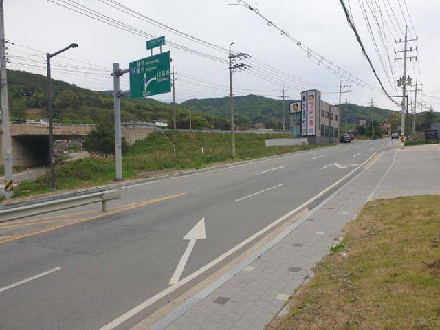 경기 양평군 양평읍 대흥리에 있는 정동군 양평군수 배우자 박씨 소유의 땅. 이 토지는 양평-횡성을 잇는 6번 국도와 양평읍 중앙로가 합쳐지는 구간에 위치한 긴 삼각형 모양이다. 박씨는 2017년 건물 바로 앞에 있는 논을 사며 농업경영을 하겠다고 썼으나 휴경 상태로 방치하다가 1년 9개월 뒤 대지로 변경했다. 양평=윤태석 기자 sportic@hankookilbo.com