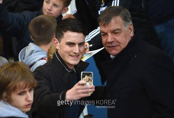 웨스트햄 감독 시절 팬과 사진을 찍고 있는 샘 앨러다이스. 사진=게티이미지