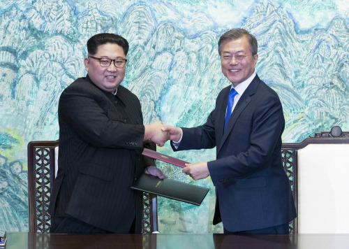 문재인 대통령과 김정은 북한 국무위원장이 2018년 4월 27일 판문점 평화의 집 앞에서 판문점 선언을 발표한 뒤 악수하고 있다. 자료사진