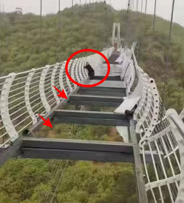 중국 현지시간으로 지난 7일 지린성의 한 관광명소를 찾았던 관광객이 강풍에 와장창 깨진 100m 높이 유리다리 위에서 공포에 떨고 있다.