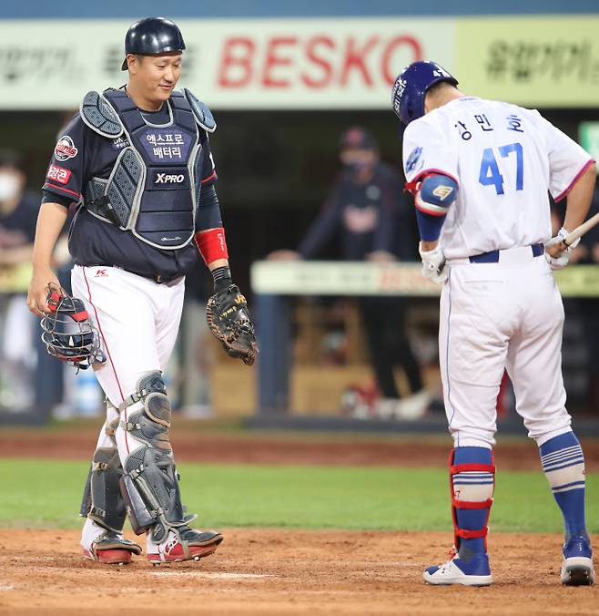 지난 8일 대구 삼성전에서 포수 마스크를 쓰고 출전한 롯데 이대호(왼쪽). 삼성 라이온즈 제공