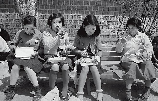 한때 창경원이라 불렸던 창경궁에서 소풍 나온 어린이들이 도시락을 먹고 있다. 1968년 [한치규 제공]