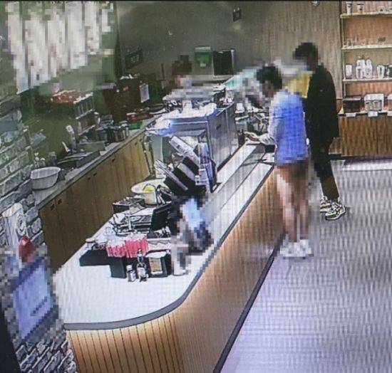 지난 3월 부산 수영구의 한 커피전문점에서 한 남성이 짧은 하의를 입고 커피를 주문하는 폐쇄회로(CC)TV 영상./사진제공= 부산경찰청