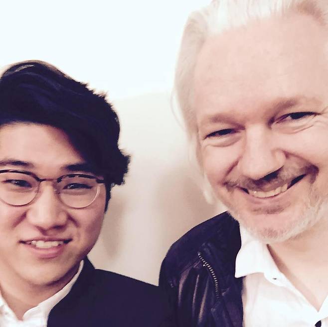 2015년 이승윤 당시 바이라인 대표가 위키리크스 창업자 줄리안 어산지(오른쪽)을 인터뷰하고 찍은 사진. /이승윤 대표 제공