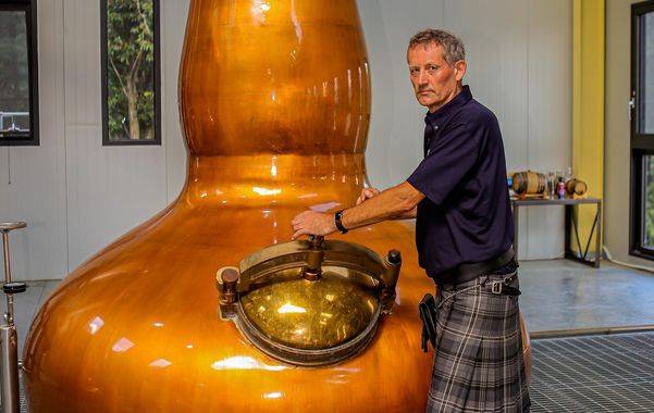 쓰리 소사이어티스의 앤드류 샌드 디스틸러(위스키 증류 전문가) 는 위스키 경력이 올해로 40년이다.