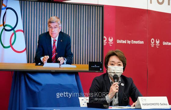 토마스 바흐 IOC 위원장과 하시모토 세이코 도쿄올림픽 조직위원장의 화상 회의 장면.  사진=게티이미지